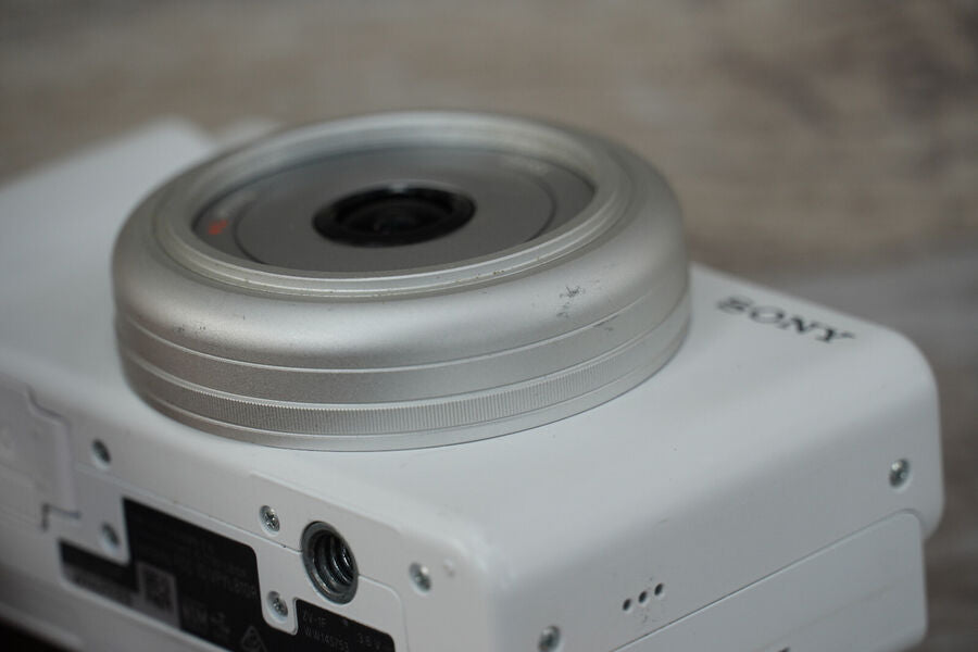 Sony ZV 1F Vlog Camera for Content Creators and Vloggers White UNTESTED NO BATT